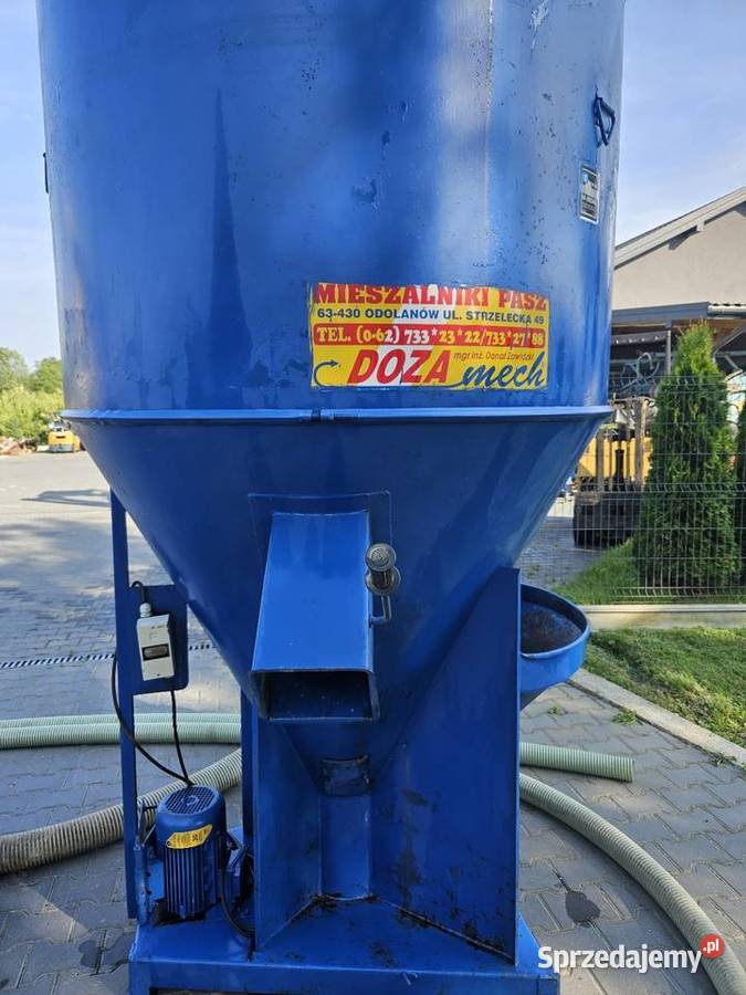Mieszalnik pasz ssąco tłoczący