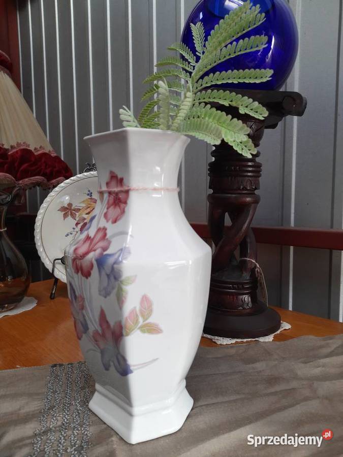 biały wazon w kwiaty