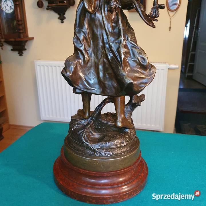 Dużasygnowana figura z cynkalu w super Antyki