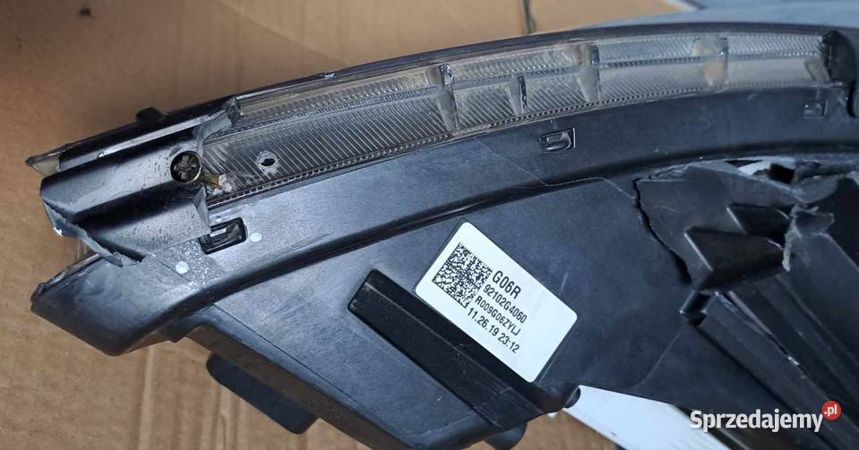 Uszkodzony reflektor lampa 92102 G4060 prawy