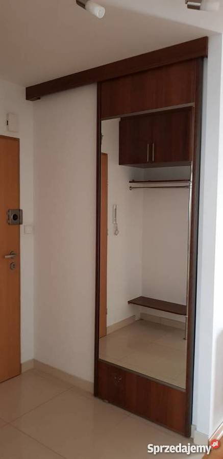 Zabudowa przedpokoju drzwi przesuwane z lustrem