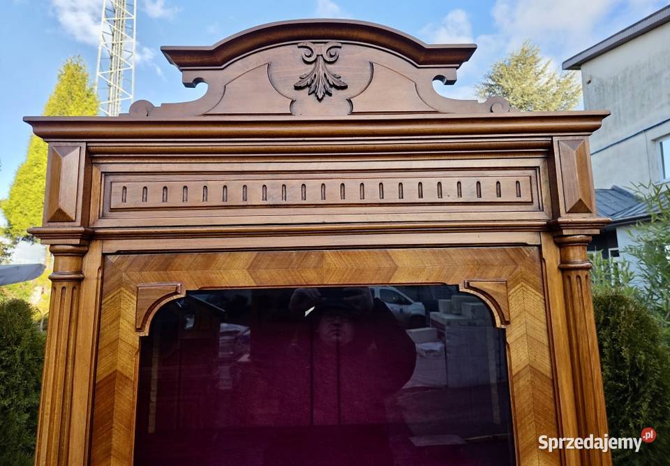 Witryna biblioteczka orzechowa z końca XIX wieku