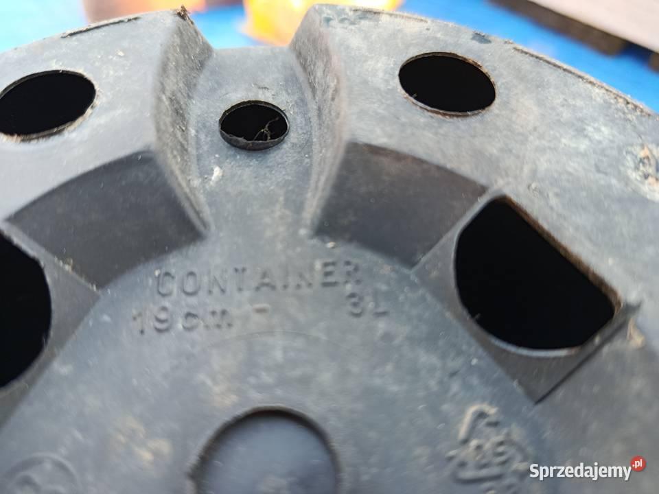 Zestaw 100 czarnych doniczek ogrodowych 3l Zduńska Wola