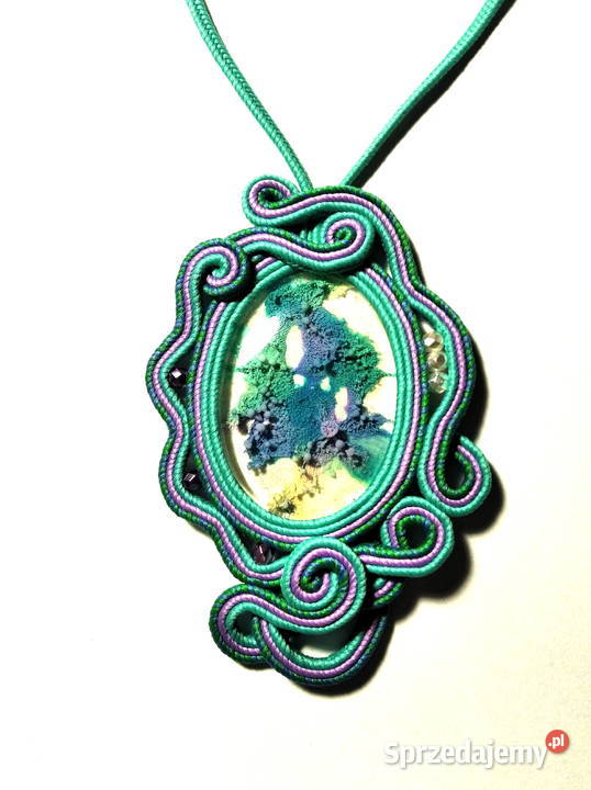 ZAKRĘCONY WISIOR Z ŻYWICĄ SUTASZ Naszyjniki