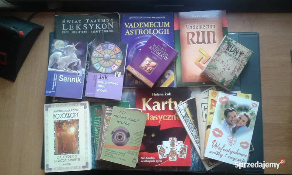 Karty tarota runy horoskop magia znaki ezoteryka, magia, ufo Poradniki, albumy i reportaże Wrocław
