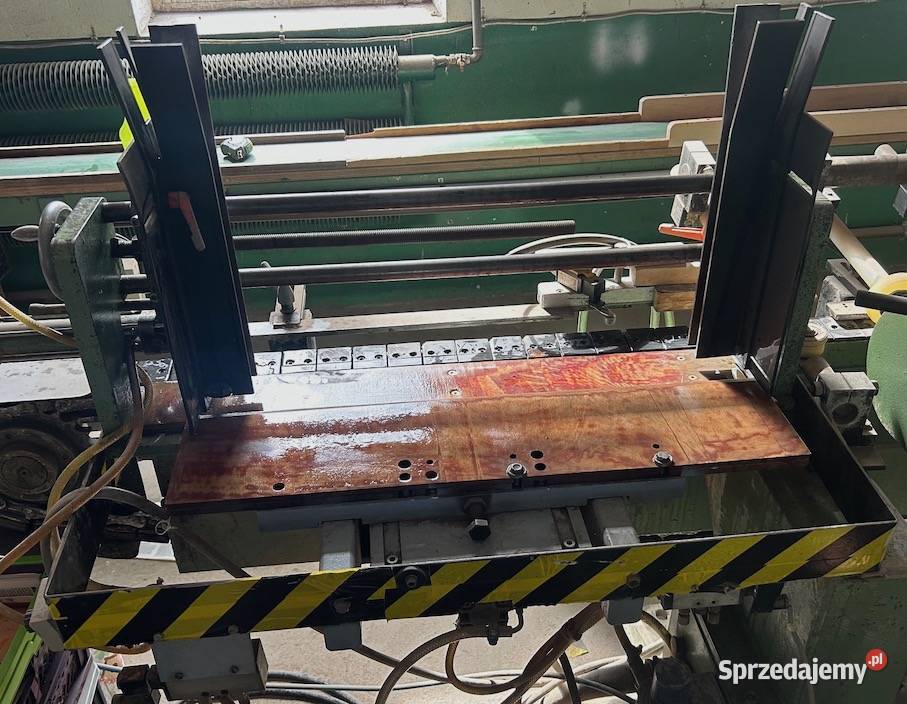 Uniwersalny podajnik elementów do maszyny z