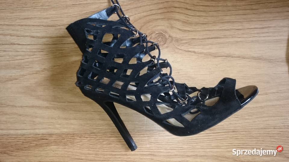 Buty na szpilce młodej elegantki inna