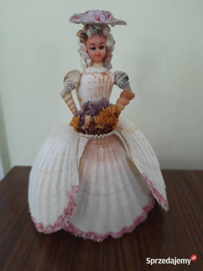 Kobieta figura wykonana z muszli Morąg