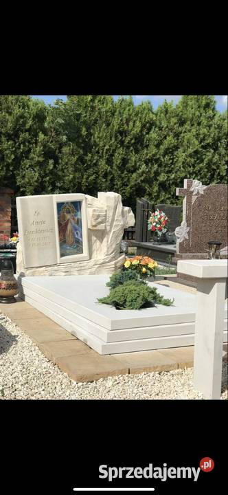 Nagrobek z piaskowca z witrażem pomnik z rzeźbą Katowice