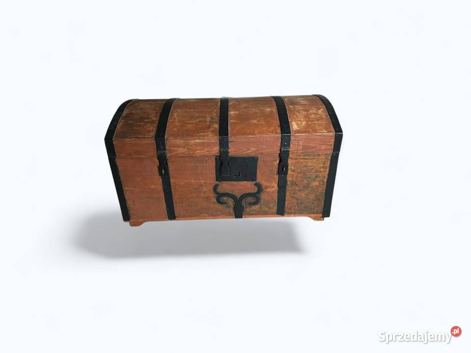 Stary drewniany kufer z okuciami vintage