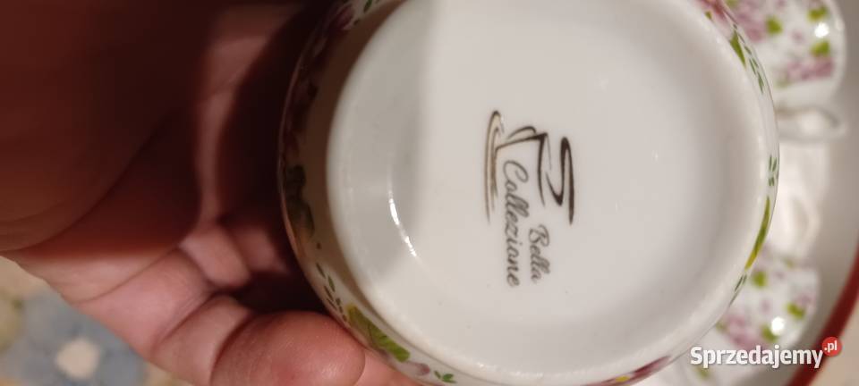 eleganckie filiżanki ze spodkami talerzykami