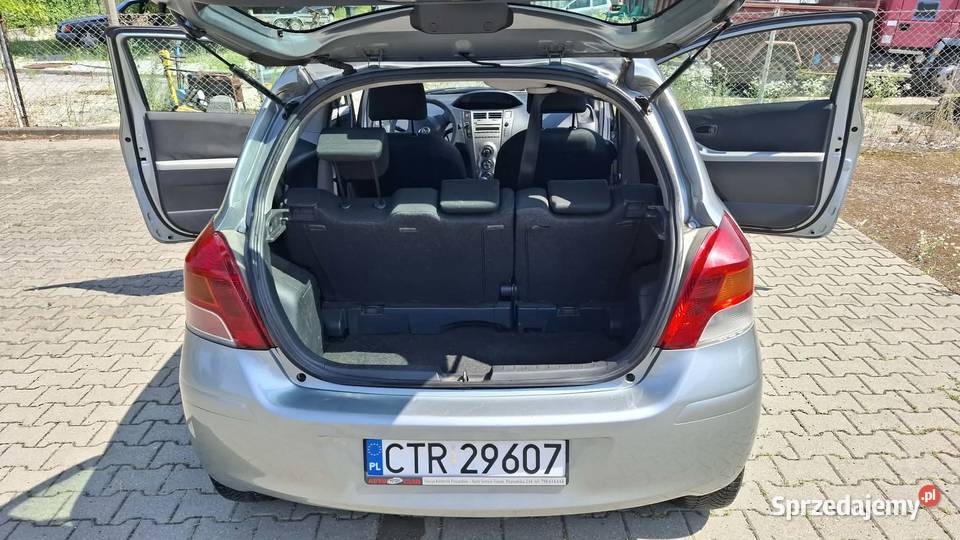 Toyota yaris srebrny