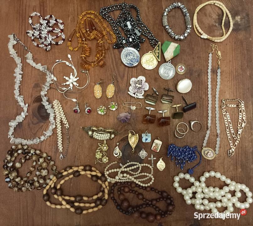 Szkatułka z miksem biżuterii vintage Dzierżoniów