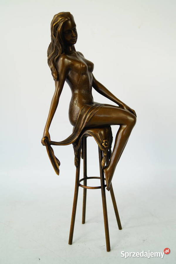 Kobieta siedząca na krześle zmysłowa figura z wielkopolskie