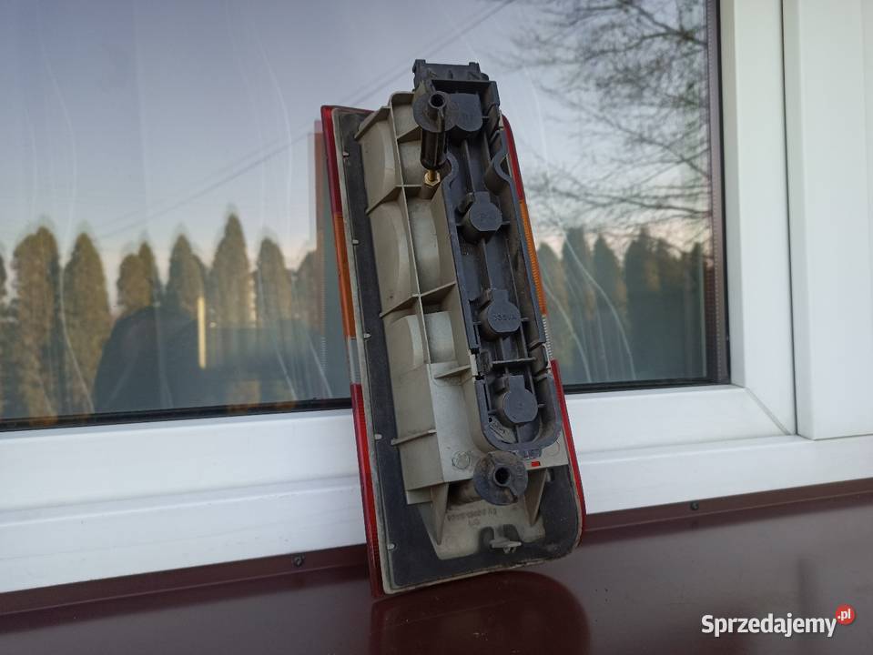 Ford Courier lampa tył tylna lewa wkład oprawka osobowe