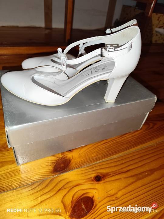 perłowe klasyczne wysokie szpilki firmy Kotyl biały