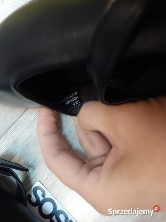 41 Czarne baleriny wieczorowe z zapięciem z