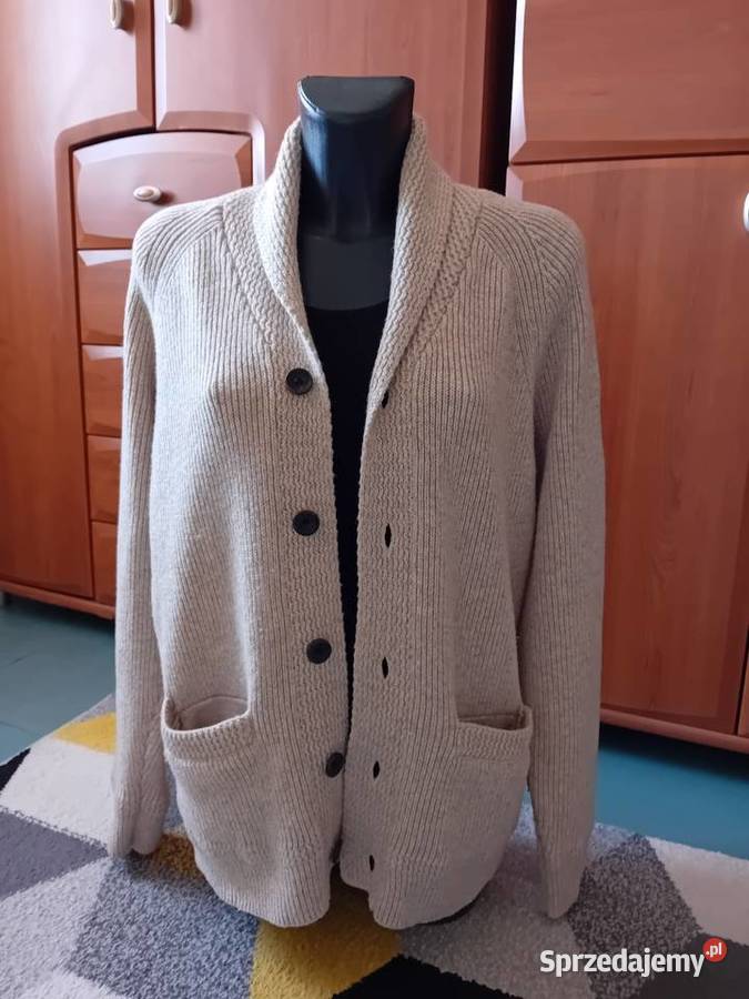 Beżowy gruby ciepły sweter mazowieckie