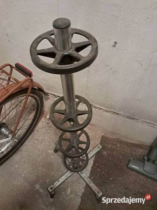 Praktyczny pionowy stojak wieszak na cztery koła Kraków