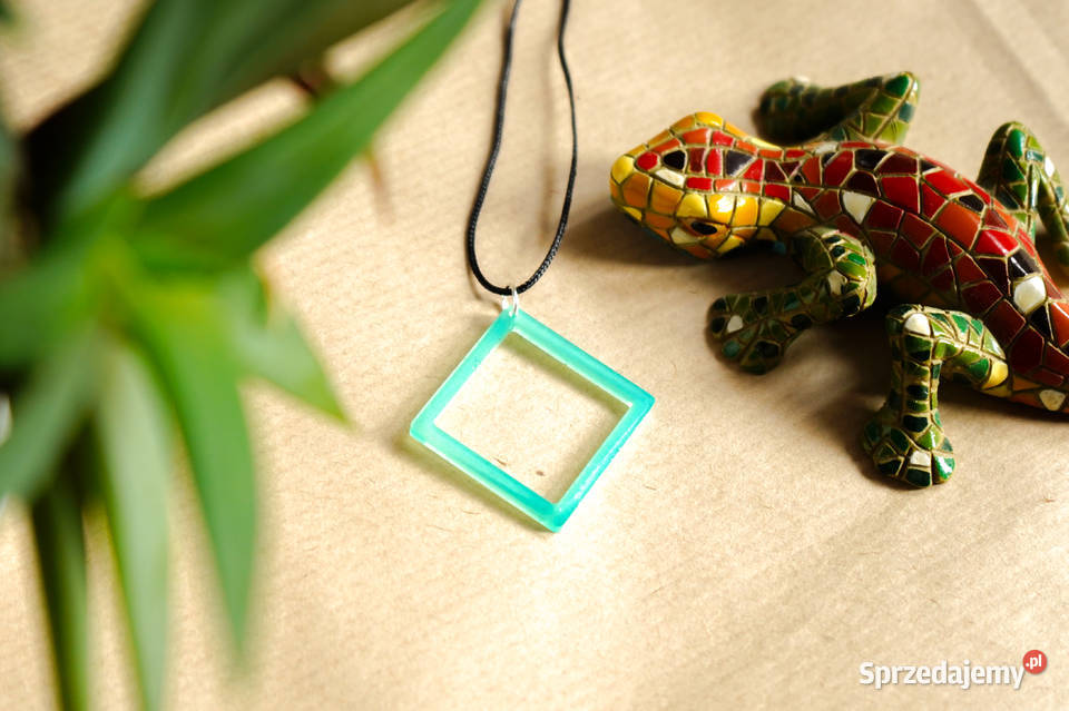 Turkusowy kwadratowy wisiorek świecący w
