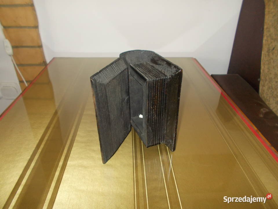 Drewniana szkatułka w kształcie książki Łosice