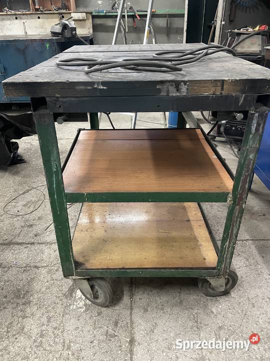 Stół warsztatowy z imadłem i gniazdem do