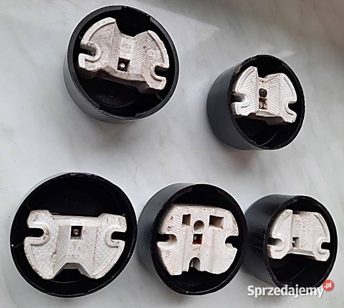 Gniazdo natynkowe okrągłe czarne 220 V z PRL Ostrów Wielkopolski