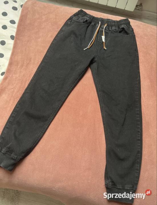 Czarne jeansowe spodnie chłopięce Przemęt