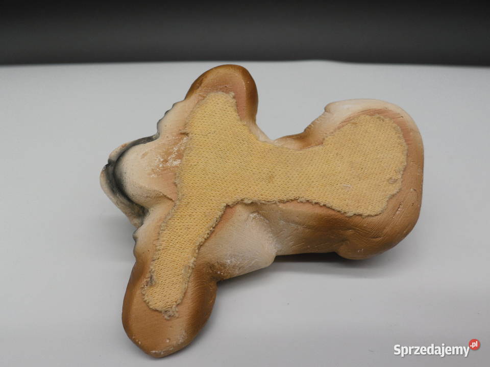 Stara ceramiczna figurka leżący piesek Basset