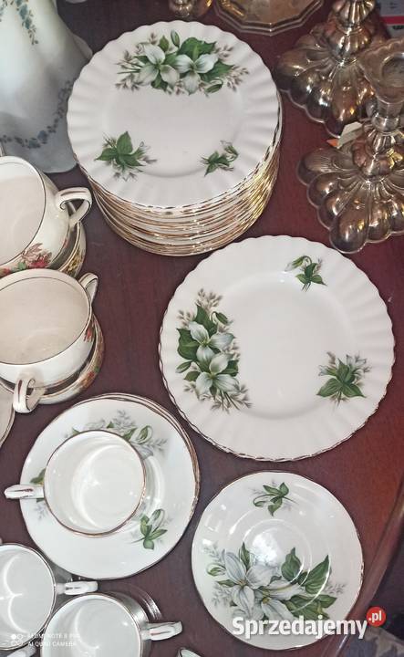 Filiżanka z 2 talerzykami
Royal Albert Paragon