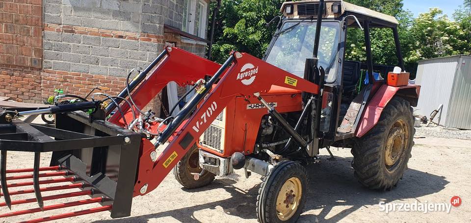 Ładowacz czołowy firmy Agrosped model V700 Strzeszkowice