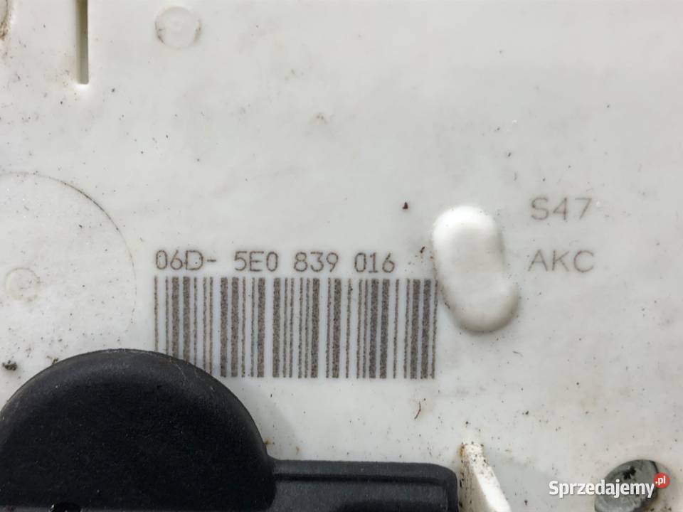 ZAMEK DRZWI PRAWY TYŁ SKODA OCTAVIA III