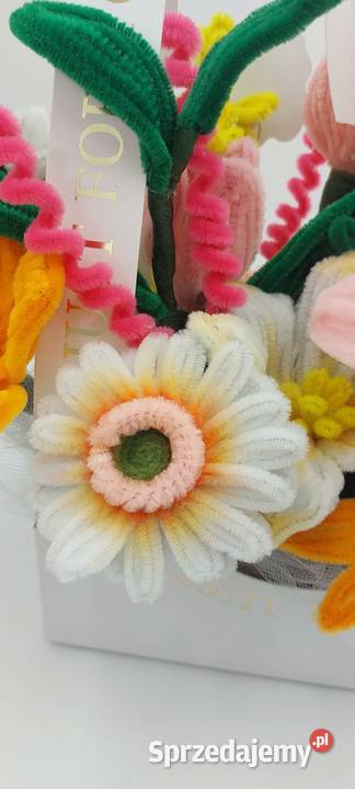 Flower box z kwiatami z drucików chenilowych