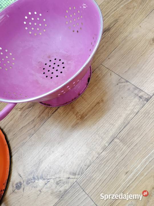 Dwa durszlaki emaliowane do ozdoby Choszczno