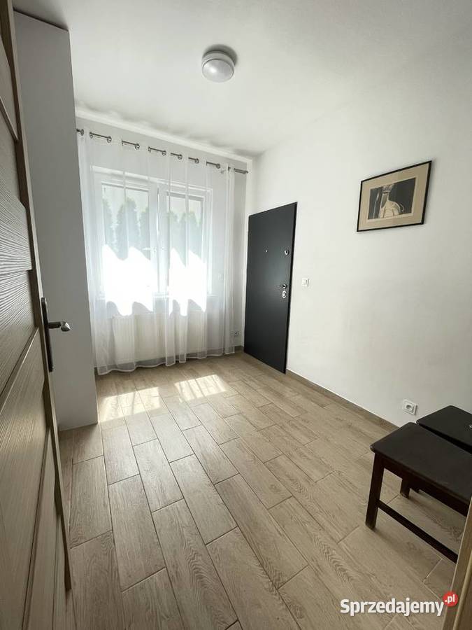 Wynajmę mieszkanie 40 m2 na parterze w kameralnej kamienicy.