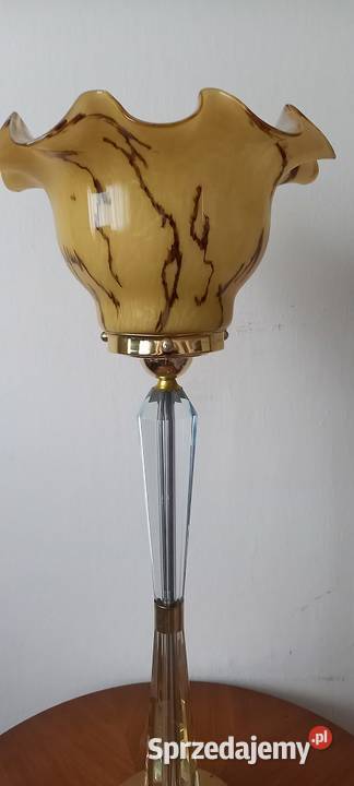 Piękna lampa na kryształowej kolumnie