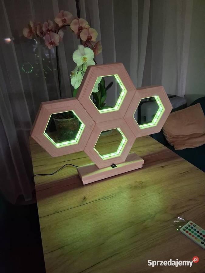 Lampa LED RGB z Drewna Hexagon Pilot Aplikacja