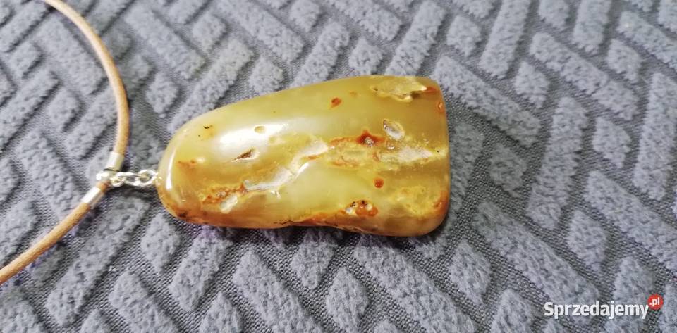 Uroczy naszyjnik z bursztynem mlecznym