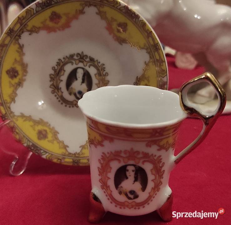 KOLEKCJONERSKA FILIŻANKA DAMA W MEDALIONIE Porcelana i szkło Pabianice