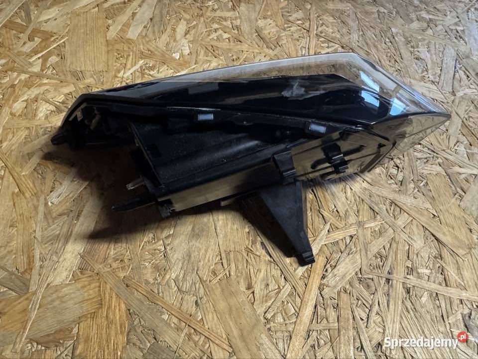 Lampa tył tylna prawa rh w błotnik peugeot 2008 Lampy tylne Sieraków