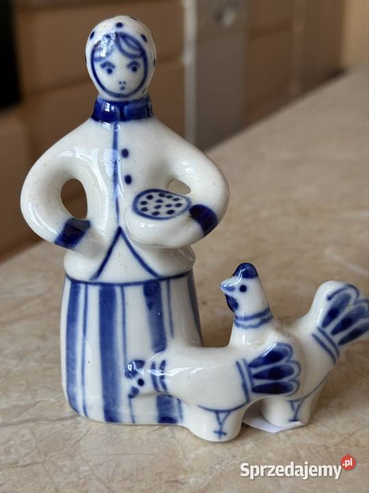 Figurka kobieta karmiąca kurę Mielec