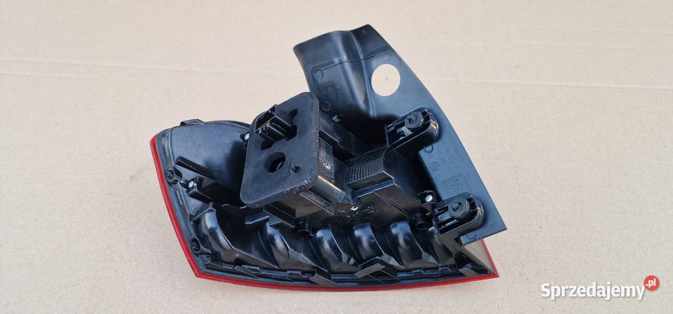 VW PASSAT B8 KOMBI LAMPA PRAWA PRAWY TYŁ IDEALNA Bieleń