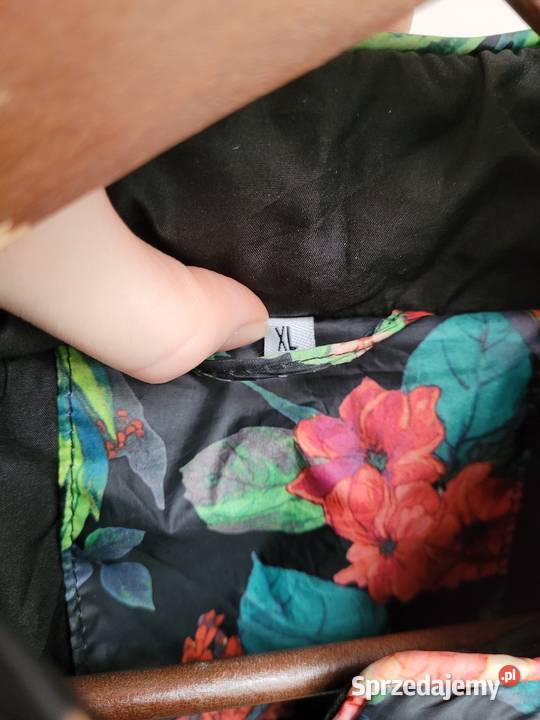 Czarna kurtka w kwiaty Liszki sprzedam