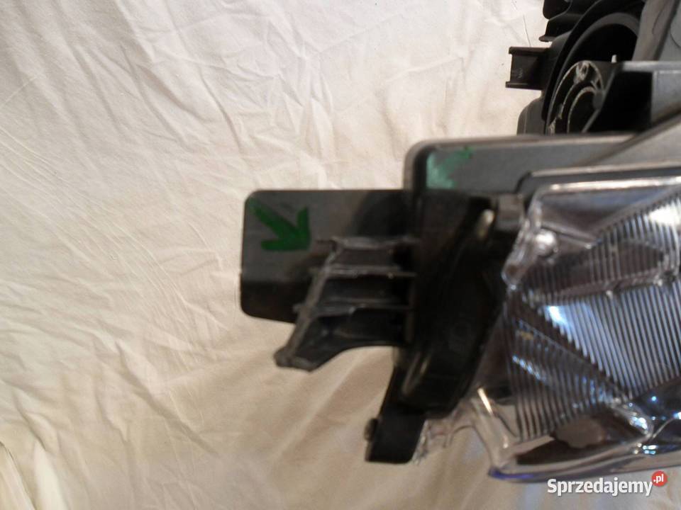 REFLEKTOR PRZÓD STRONA PRAWA TOYOTA YARIS CROSS