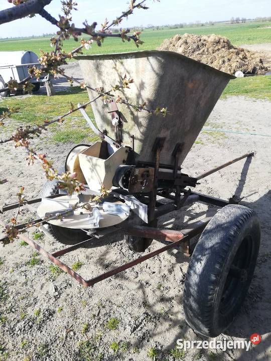 Rozsiewacz nawozu KOS nieuszkodzony Rozsiewacze nawozów Sienno