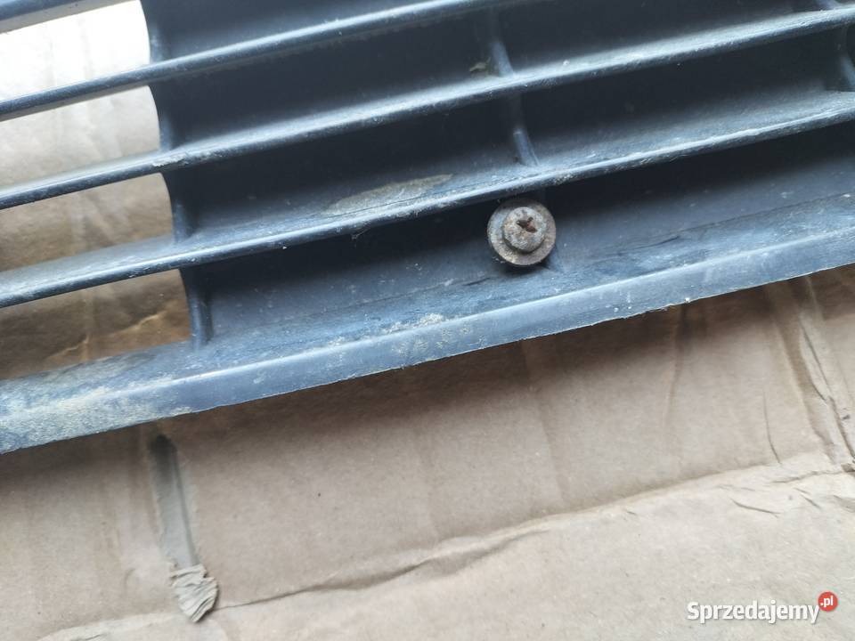 AUDI 80 B4 80B4 KRATKA ZDERZAKA ŚRODKOWA Kamień-Kolonia