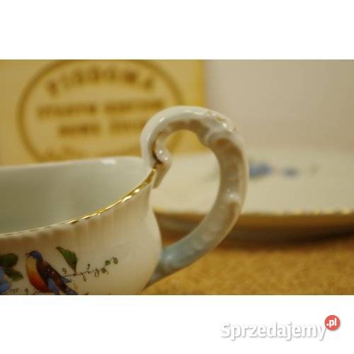 Porcelanowa sosjerka z podstawką dekoracja