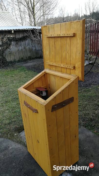 Drewniana zabudowa podwórkowego ujęcia wody