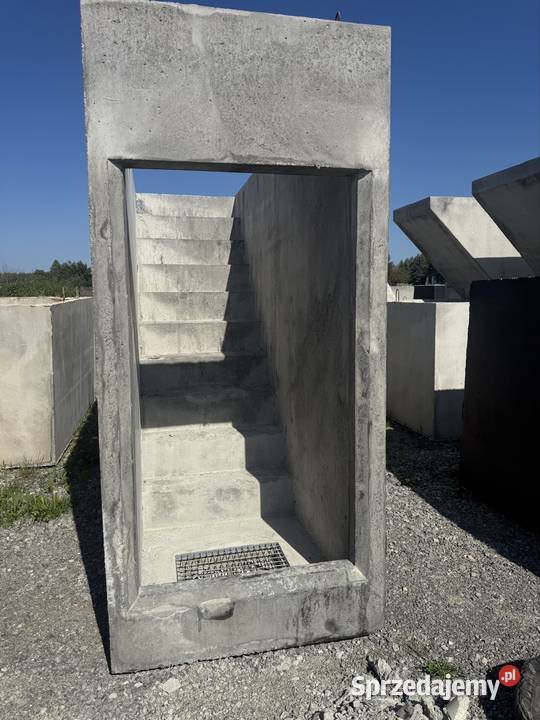 Schody betonowe głębokie do piwnicy z płaskim Dom i Ogród Wierzbica