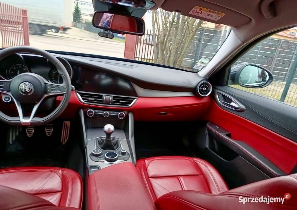 Alfa Romeo Giulia piękne wnętrze czarna perła Biłgoraj